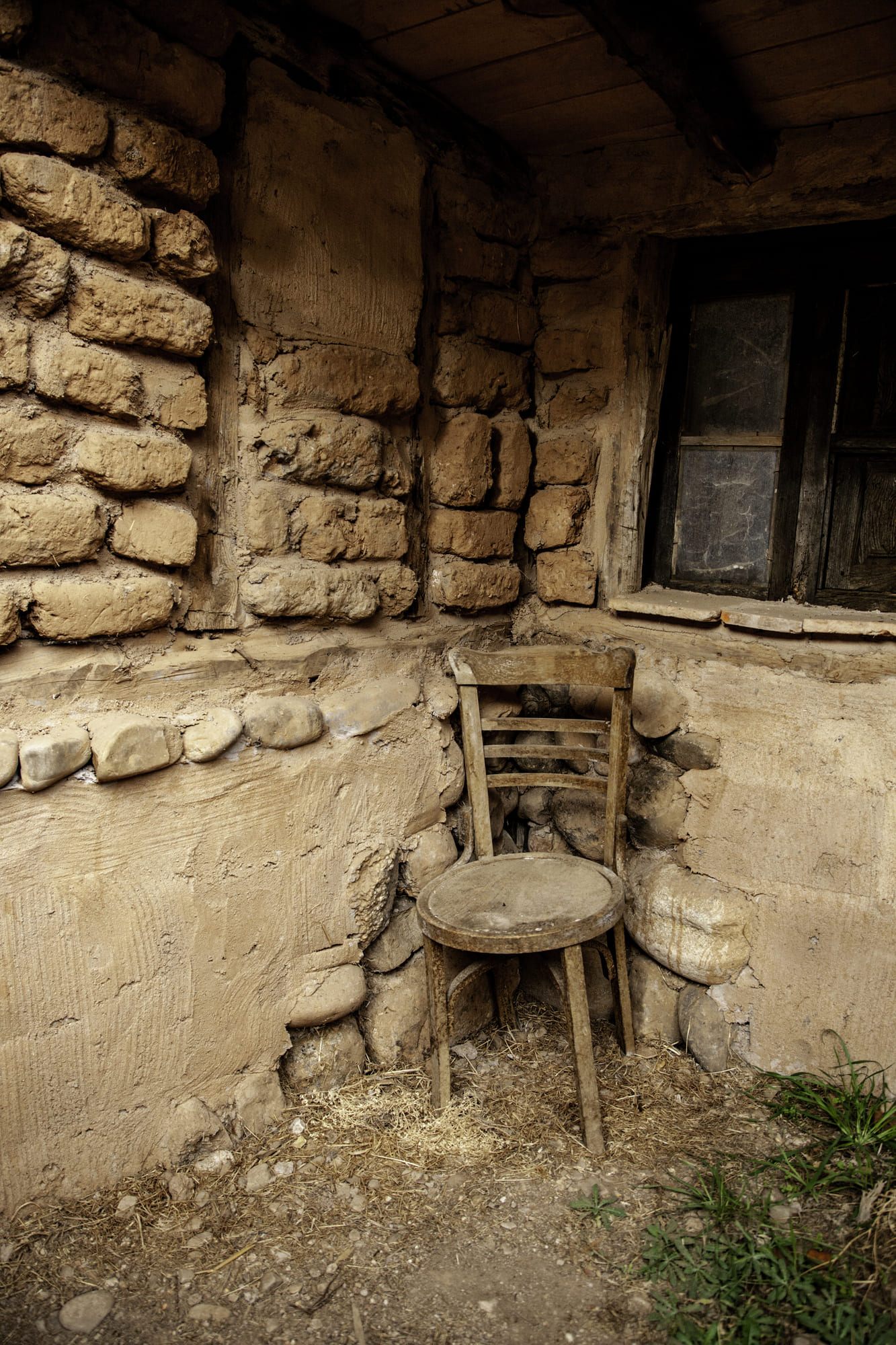 Historia Fotografia d'una cadira vella en un allotjament amb encant.
