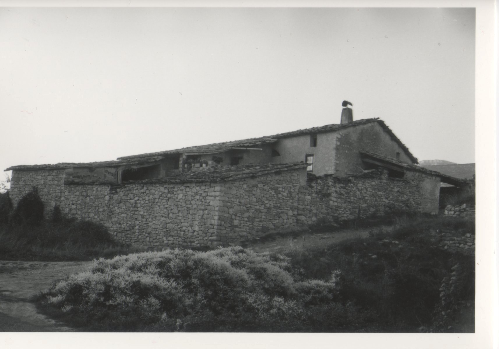 Masia003 D’una casa familiar, la que es veu a la foto, a un allotjament amb encant, que és Masia Serret.